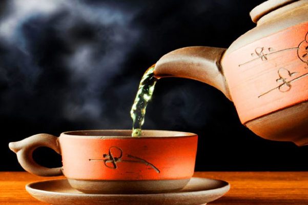 Thưởng thức hương vị của trà pha lẫn với mùi thơm của thảo dược