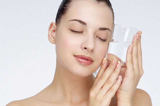  Uống nhiều nước tăng độ ẩm cho da