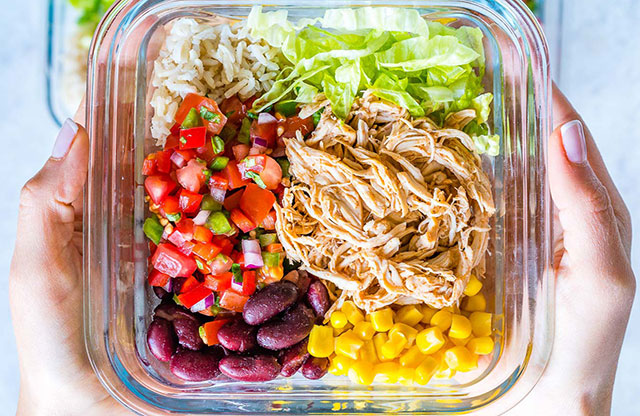 Salad là một món ăn nhẹ và tươi trong bữa tối trong thực đơn Eat Clean