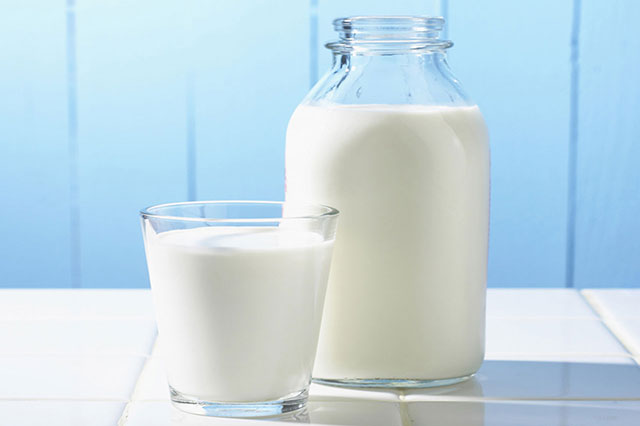 Sữa tươi không đường có chứa chiều vitamin, khoáng chất tốt cho da