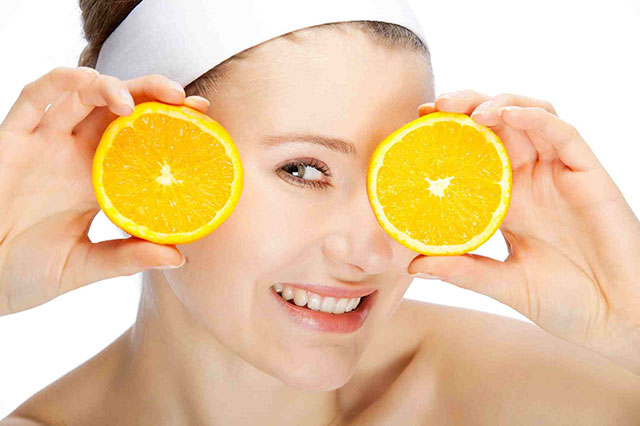 Vitamin C giúp ngăn chặn sự hình thành các nếp nhăn do lão hóa sau tuổi 25