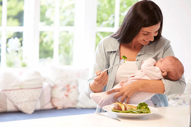 Ưu tiên các món luộc và hấp sẽ giúp các mẹ giảm cân nhanh hơn