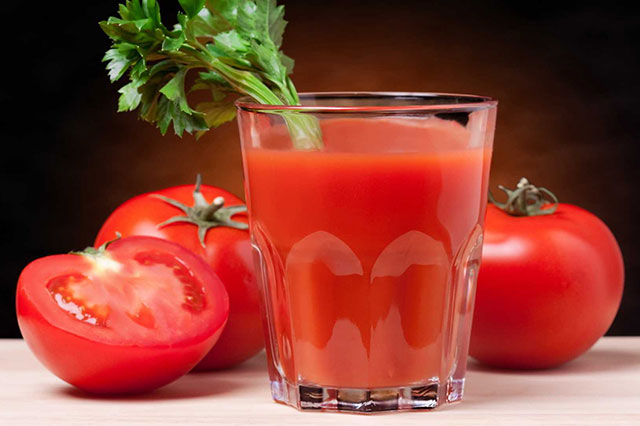 Nên sử dụng nước ép từ cà chua nguyên chất để hạn chế lượng đường nạp vào cơ thể