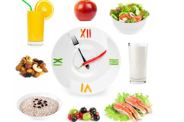 Chia nhỏ thành nhiều bữa ăn trong ngày và ăn đúng giờ để giảm béo bụng cấp tốc