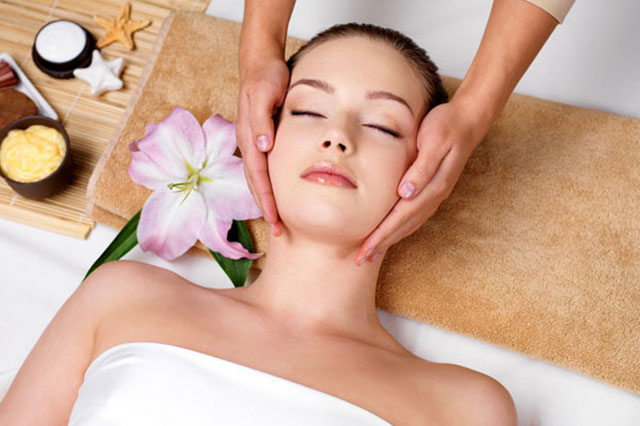 Massage là một trong những phương pháp giảm béo mặt phổ biến hiện nay