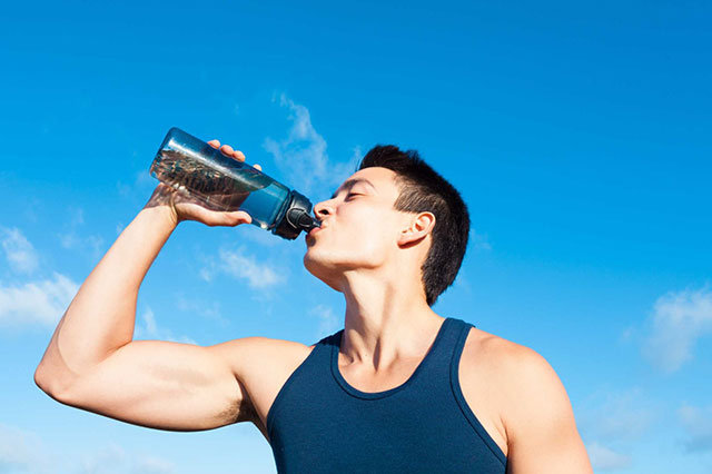 Bổ sung nước mỗi ngày giúp giảm mỡ toàn thân cho nam hiệu quả