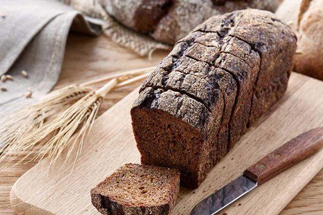 Bánh mì lúa mạch đen cung cấp lượng chất xơ cao hơn lại chứa ít calo hơn