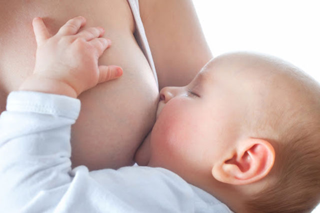 Sữa mẹ luôn là nguồn dinh dưỡng dồi dào có lợi nhất cho bé