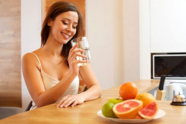 Uống nước mỗi ngày sẽ giúp giảm cảm giác thèm ăn và no lâu hơn