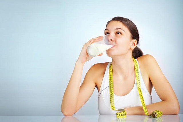 Sữa tươi – thức uống giàu dưỡng chất giúp tăng kích cỡ vòng 1 hiệu quả
