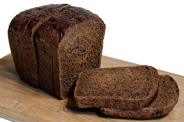 Bánh mì đen có xuất xứ từ Đức được làm từ bột lúa mạch đen nguyên chất