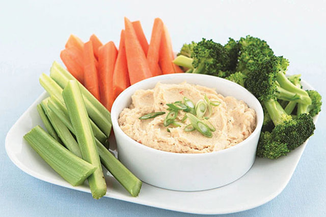 Hummus và các loại rau sống giúp bạn tăng cường thể lực mà không lo dư thừa calo