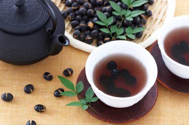 Pha trà đậu đen kiểu Nhật giúp giảm cân
