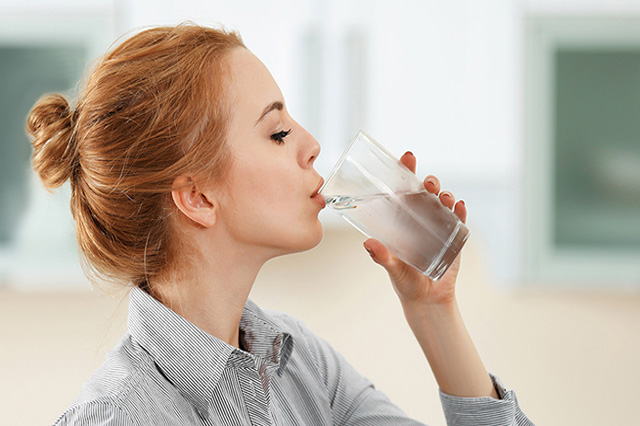 Uống nước đều đặn mỗi ngày còn góp phần vào việc phát triển vòng 1, làm ngực căng hơn