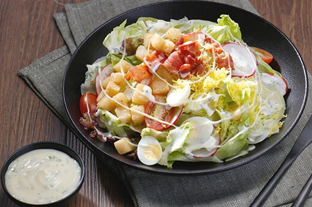 Salad rau củ luộc trộn với sốt Mayonnaise