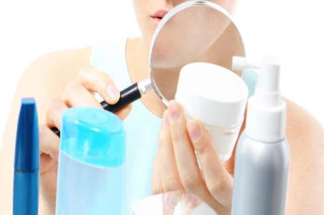 Dị ứng với các hóa chất, mỹ phẩm đều có nguy cơ khiến da bị nổi mụn