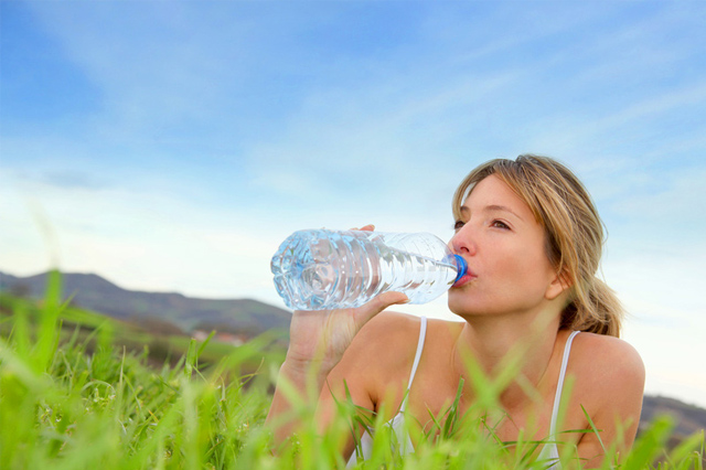 Uống đủ nước giúp da khỏe mạnh hơn mỗi ngày