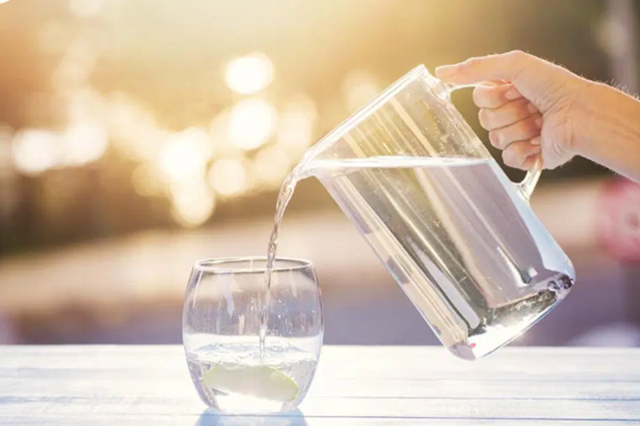 Uống đủ nước bạn sẽ có cảm giác no lâu hơn và giúp giảm bớt khẩu phần ăn mỗi ngày
