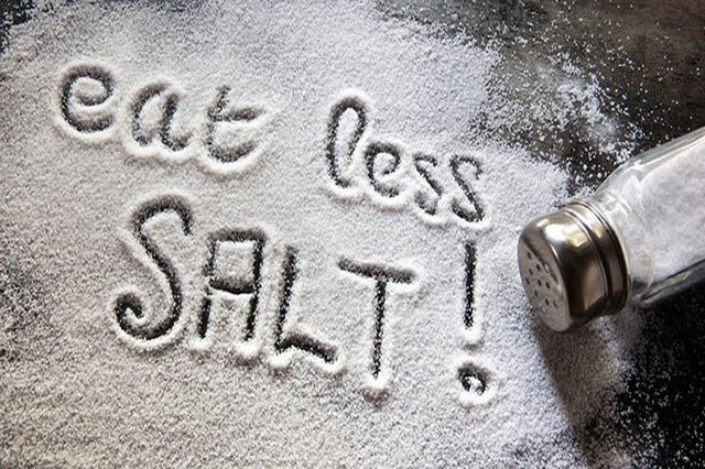 Chế độ ăn hàng ngày bạn nên giảm bớt các đồ ăn chứa nhiều muối