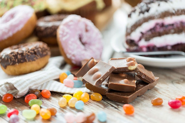 Hạn chế ăn những đồ ăn nhiều đường để tránh tổn thương gan nặng hơn