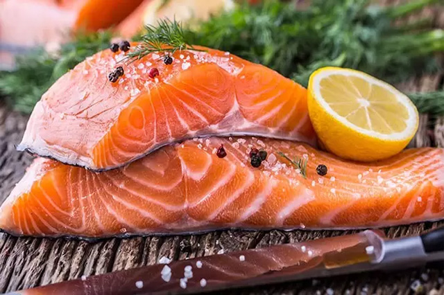 Cá hồi chứa nhiều Axit béo Omega-3 giúp duy trì làn da khỏe mạnh