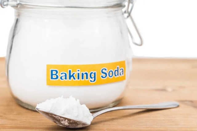 Baking soda có vai trò làm sạch da bằng cách loại bỏ bã nhờn, tạp chất trên da