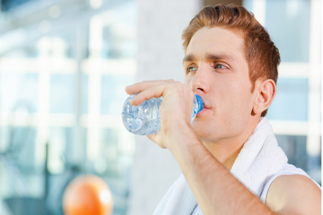 Uống nước đều đặn mỗi ngày giúp làn da không bị khô và trắng sáng hơn
