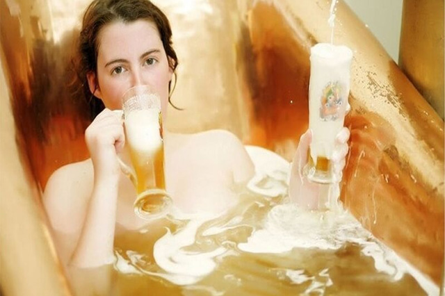 Tắm trắng da toàn thân tự nhiên bằng bia