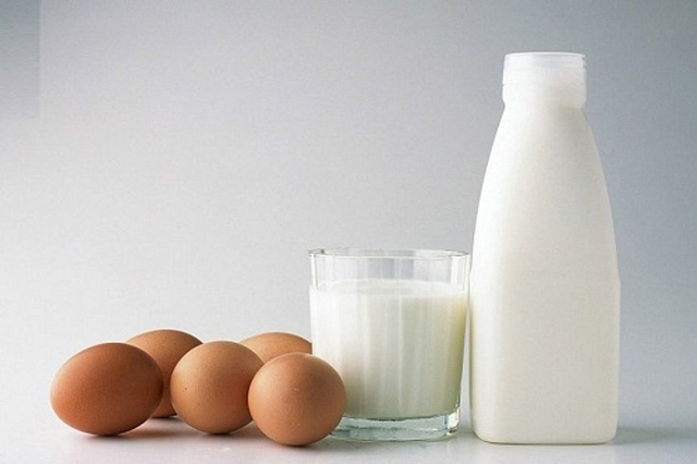 Danh sách các thực phẩm tốt cho vòng 1 đầu tiên phải kể đến trứng và sữa