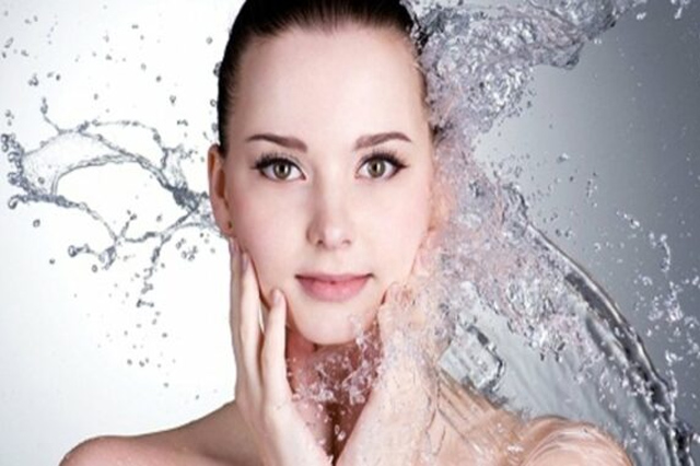 Tác dụng của uống nhiều nước lọc giúp làn da sẽ trắng sáng, mịn màng hơn