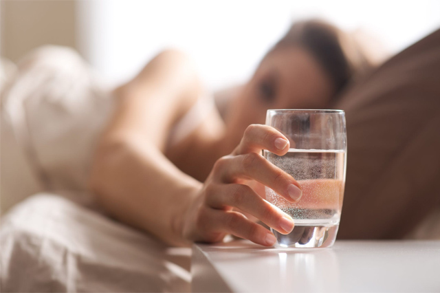 Uống nước ngay sau khi tỉnh dậy sẽ là phương pháp bù nước hiệu quả nhất cho cơ thể
