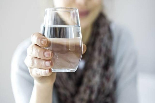 Uống nước vào buổi sáng khi bạn đói sẽ giúp loại bỏ được các độc tố lưu trữ trong cơ thể