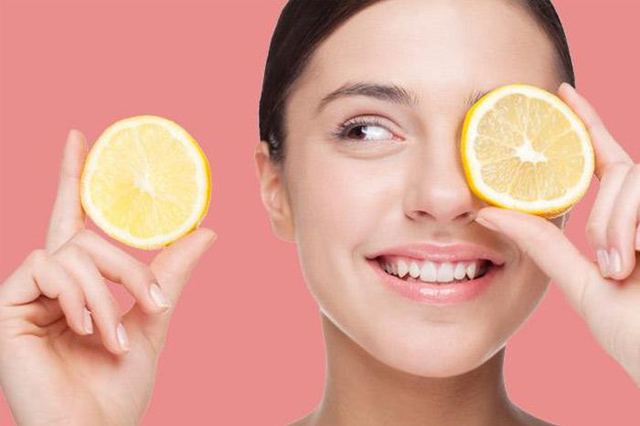 Vitamin C có trong chanh giúp cải thiện kết cấu của làn da, tăng đàn hồi và săn chắc tốt hơn