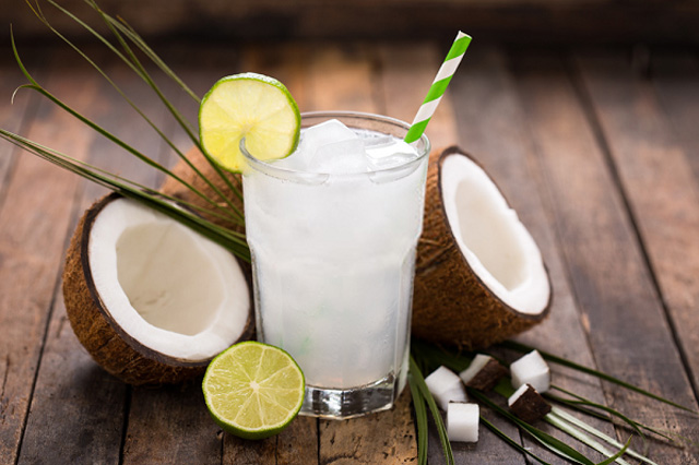 Uống gì để trắng da toàn thân – Nước dừa