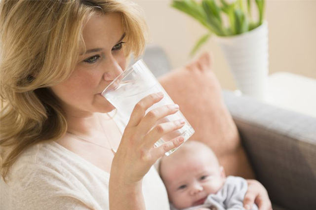 Uống nhiều nước mỗi ngày là cách giảm cân an toàn cho mẹ