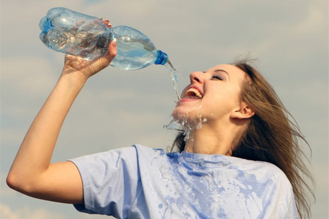Uống tối thiểu 2 lít nước mỗi ngày sẽ duy trì được độ đàn hồi cho da