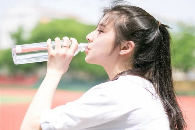 Uống nhiều nước là cách làm sao có làn da trắng hồng