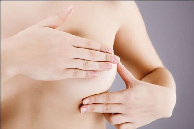 Massage ngực trước khi ngủ giúp kích thích lưu thông máu