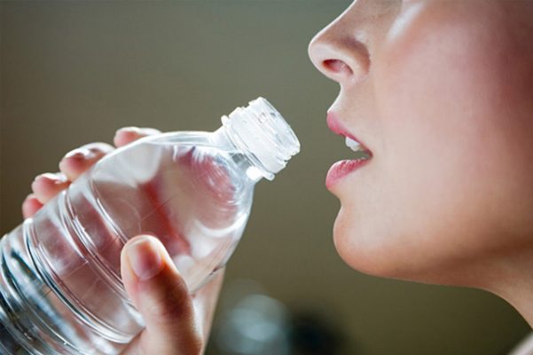 Để gan khỏe mạnh bạn nên uống đủ 2 lít nước mỗi ngày