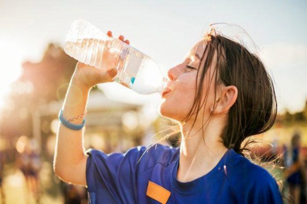 Uống nhiều nước cũng giúp giảm cân tuổi dậy thì hiệu quả