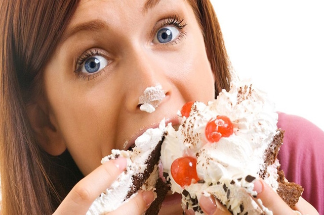 Tiêu thụ quá nhiều đồ ngọt cũng làm ảnh hưởng đến độ đàn hồi của làn da