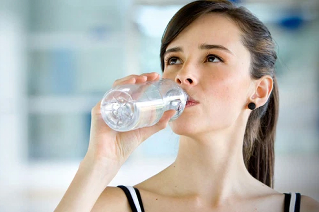 Uống đủ nước mỗi ngày tùy thể trạng từng cơ thể