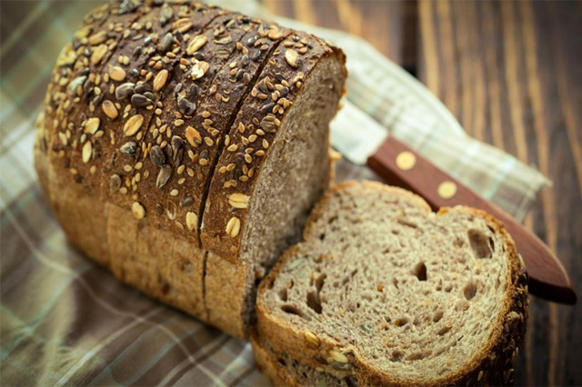 Cách ăn bánh mì đen giảm cân