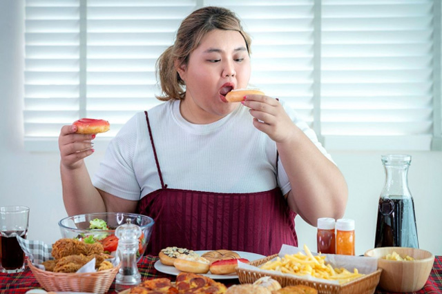 Ăn quá nhiều chất béo và ăn ít rau củ quả làm cho làn da thiếu đi dưỡng chất