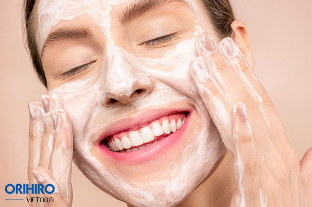 Làm sạch da bằng sữa rửa mặt – Bước đầu tiên trong cách dưỡng da không bị lão hóa