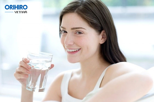 Uống đủ nước để dưỡng da luôn khỏe
