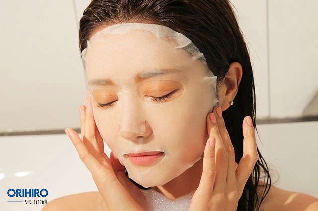 Đắp mặt nạ là cách chăm sóc da mặt bị lão hóa giúp cấp ẩm hiệu quả
