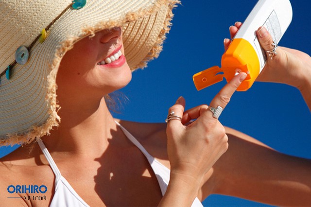 Sử dụng kem chống nắng để làm giảm các vết thâm sạm da