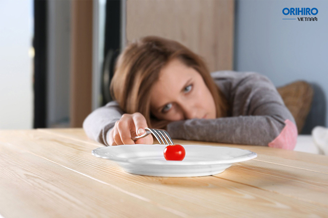 Buồn nôn, chán ăn hoặc cảm giác ăn không ngon miệng là những dấu hiệu gan yếu