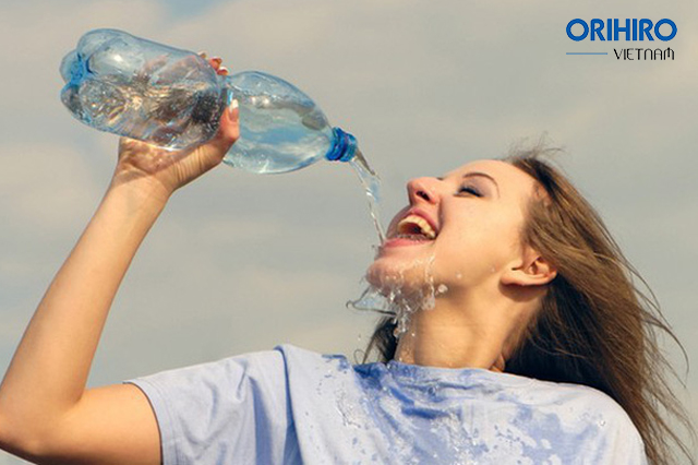Uống đủ nước mỗi ngày giúp săn chắc da mặt